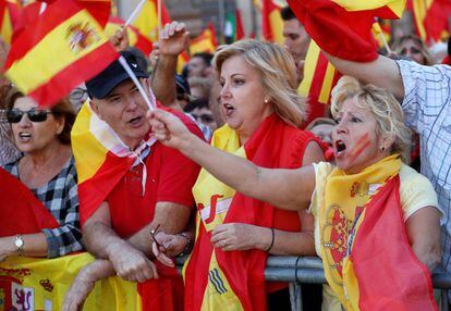 Manifestantes participan en la marcha a favor de la unidad de España.