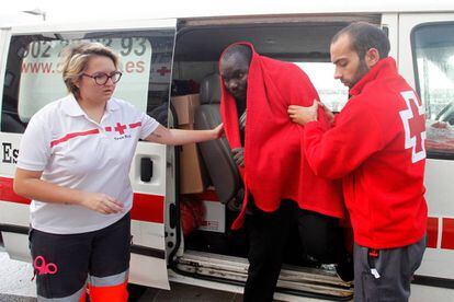 Dos de los inmigrantes rescatados hoy en aguas del Estrecho, a su llegada a Tarifa.