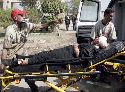 Un herido es trasladado a un hospital tras el atentado en el distrito de Karrada.