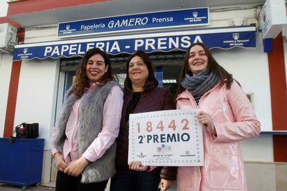 Ana Isabel Caraballo, Sandra Arroyo y Ana María Gamero, propietarias de la administración de loterías Granero, administración en la que han repartido un segundo premio de la lotería del Niño, el 18442. En Córdoba.