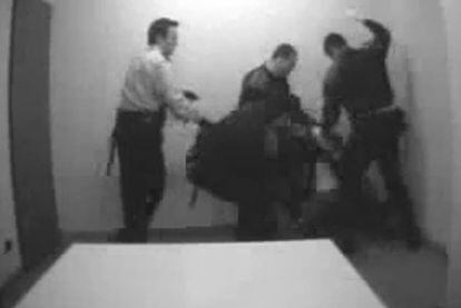 Fotograma del vídeo grabado en la comisaría de Les Corts.