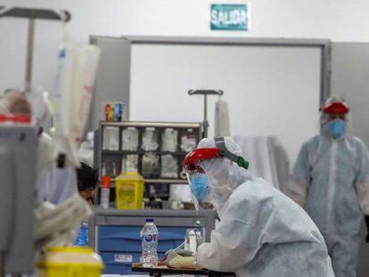 Personal sanitario, durante su jornada de trabajo en una planta del Hospital Puerta de Hierro. 