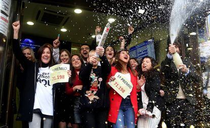 Empleados y dueños de Doña Manolita celebran en Madrid el Gordo de la Lotería de Navidad en 2017. 