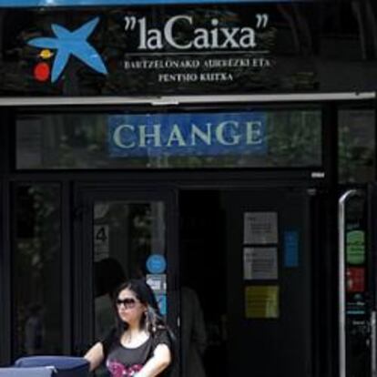 Vista de una oficina de La Caixa en San Sebastián