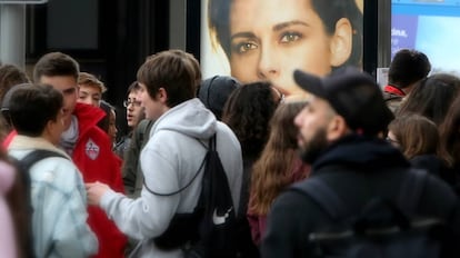 Unos jóvenes charlan en el centro de Madrid.