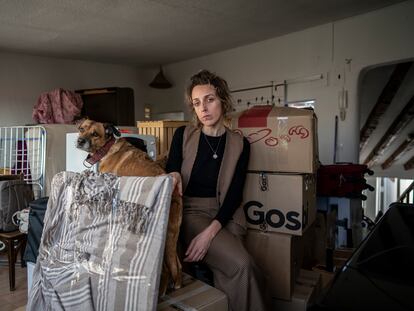 Estela, una de las inquilinas que debe desalojar su casa antes del lunes, con los enseres ya empaquetados de su vivienda.