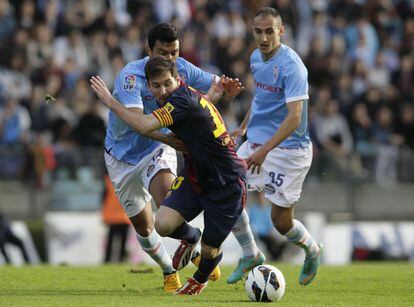Messi intenta escaparse de Insa (derecha) y Jonny.