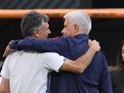 Mendilibar y Mourinho se saludan este martes en el césped del Puskas Arena en Budapest.