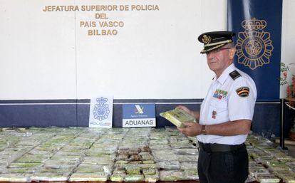 El comisario principal jefe superior de la Policía Nacional en Euskadi, Jesús Herranz, junto al alijo de cocaína incautado en el puerto de Barcelona.