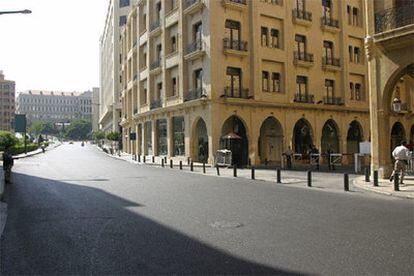 Una calle de Beirut, totalmente vacía, después de que centenares de turistas hallan dejado la capital de Líbano tras los bombardeos israelíes.