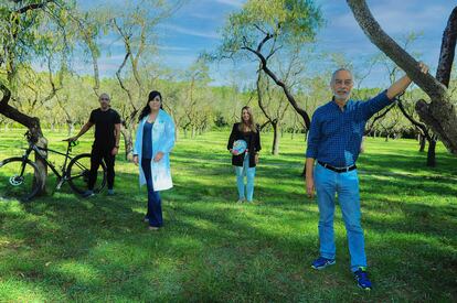 De izquierda a derecha: Pablo Guedes, preparador físico; Gely Álvarez, enfermera; Isabel Yagüe, nutricionista, y Pedro Pareles, paciente con diabetes tipo 2.
