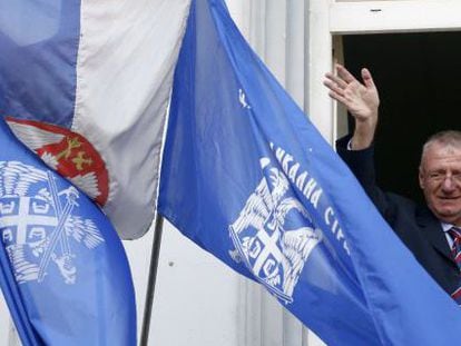 Vojislav Seselj saluda desde la sede del partido, en Belgrado.