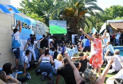 En el patio, junto a la piscina, los congregados se emocionaban segundos antes de que el árbitro pitase el penal sobre Julián Álvarez.