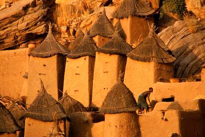 Una aldea Dogón en los acantilados de la falla de Bandiagara, en Malí.  