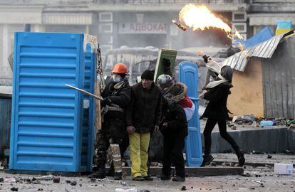 Los manifestantes que piden la renuncia del presidente de Ucrania, Viktor Yanukovich, se han enfrentado, lanzando cócteles molotov, contra los agentes antidisturbios desplegados en la plaza de la Independencia de Kiev, el epicentro de las protestas contra el Ejecutivo, 20 de enero de 2014.