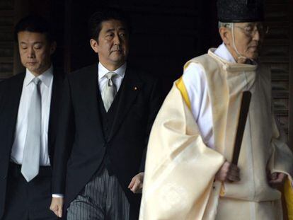 El primer ministro japonés en su visita al templo Yasunuki.