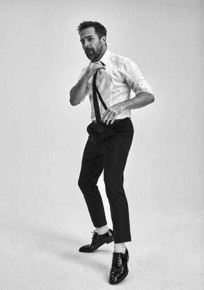Un pasito para adelante, un pasito para atrás. Sam Rockwell baila con camisa, pantalón, corbata y zapatos, todo, Dolce & Gabbana.