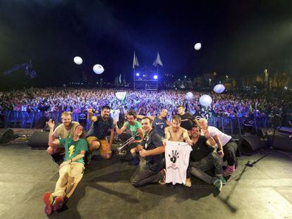 Miembros del grupo &#039;La Pegatina&#039; al t&eacute;rmino de su actuaci&oacute;n en el Womad Fuerteventura.