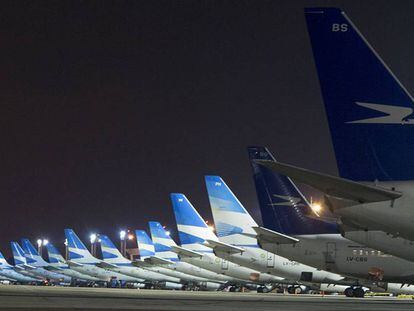 Parte de la flota de Aerolíneas Argentinas en el aeropuerto internacional de Ezeiza, Buenos Aires.