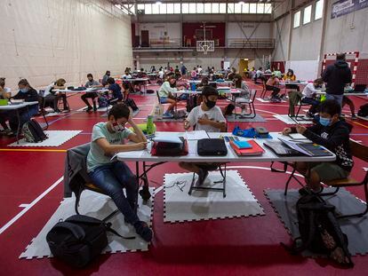 Alumnos de un colegio concertado de San Sebastián dan clase en una cancha deportiva en septiembre de 2020.