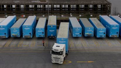 Camiones de Amazon en un Londres, en una imagen de diciembre de 2021.