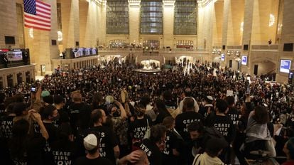 Manifestantes judíos y palestinos protestaban en la Estación Central de Nueva York para exigir un alto el fuego inmediato.
