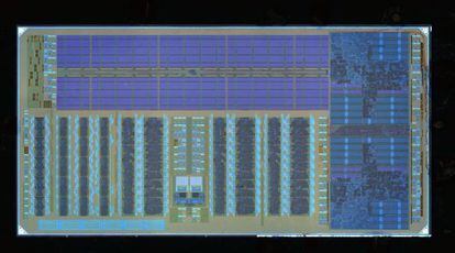 La imagen muestra el chip híbrido entre electrónica y fotónica, con sus procesadores de memoria y CPU formando una L al revés.