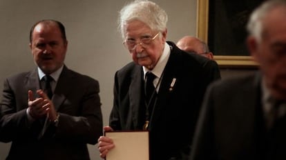 Pere Maria Orts, con la medalla al mérito de las Bellas Artes.