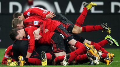 Los jugadores del Leverkusen celebran el 2-1 ante el Stuttgart.