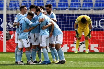 Los jugadores del Celta celebran uno de sus goles este domingo ante el Huesca en El Alcoraz.