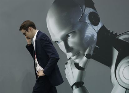 Un visitante del Mobile World Congress de Barcelona pasa por delante de un 'stand' de inteligencia artificial.