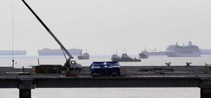Varios barcos permanecen atracados en la Bahía de Panamá.
