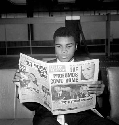 Cassius Clay (su nombre antes de cambiárselo por Muhammad Ali) lee un periódico en Londres el 19 de junio de 1963, un día después de ganar la pelea por el título mundial contra Henry Cooper.