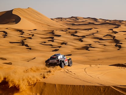 Carlos Saínz conduce sobre las duna del recorrido del Dakar 2021.