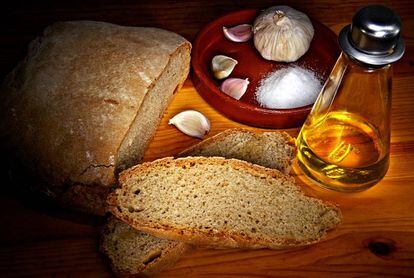 El manjar primario, la desnuda belleza de un pan blanco o moreno, dorado con aceite de oliva, a veces enrojecido con tomate.