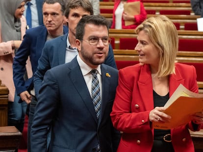 El president Pere Aragonès y Raquel Sans, portavoz de ERC, a la salida este jueves de un Pleno del Parlament.