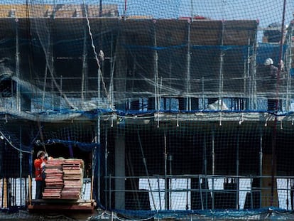 Varios trabajadores en una obra en construcción el pasado martes en Barcelona. 