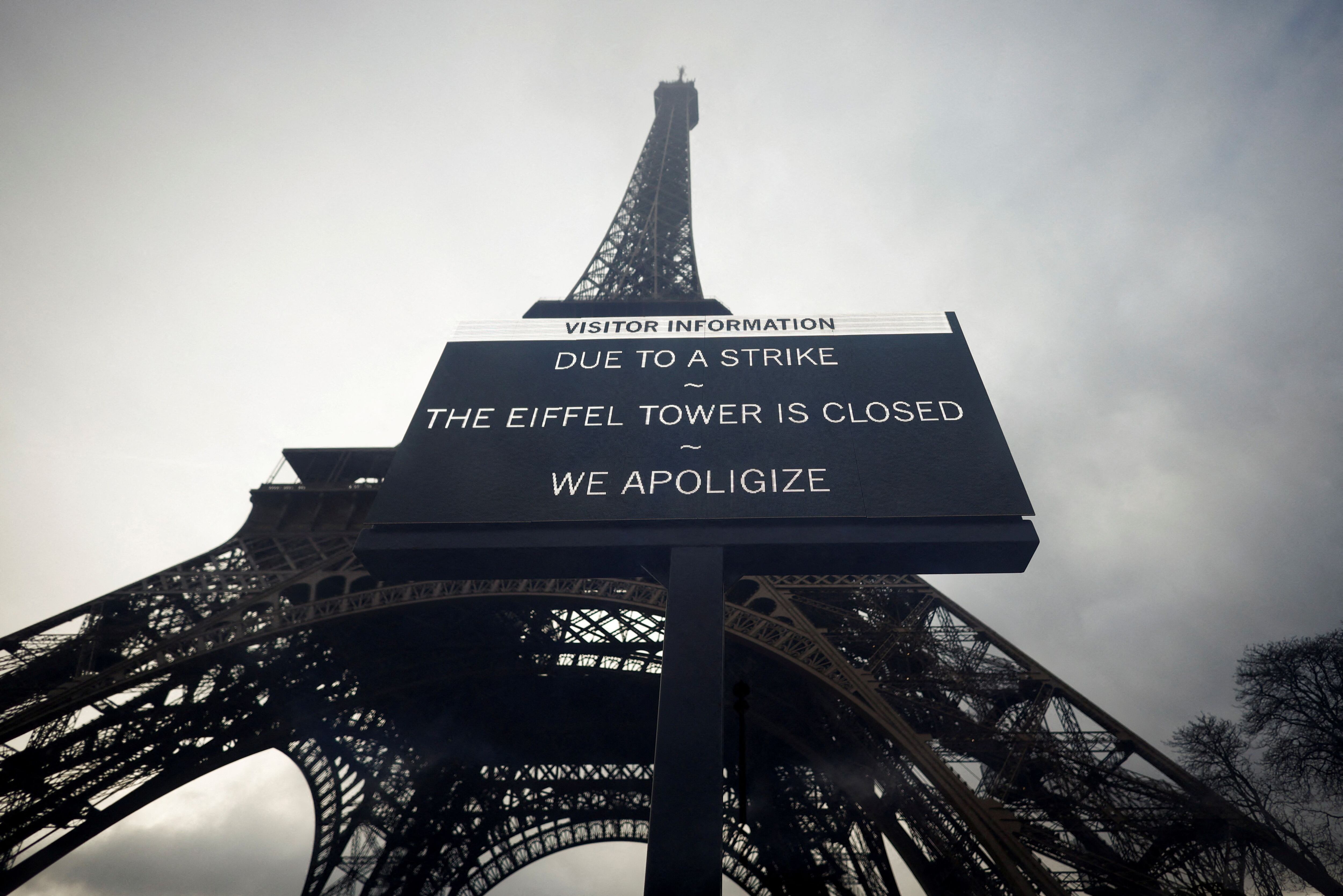 La torre Eiffel cierra por tercer día consecutivo por una huelga: “Subirse era nuestro plato fuerte”
