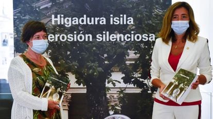 La ministra de Autogobierno, Olatz Garamendi (derecha), y la directora de su departamento, Begoña Pérez de Eulate, durante la presentación este viernes en Bilbao del libro 'Erosión silenciosa'.