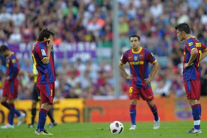 Messi, Xavi y Villa, tras el segundo gol del Hércules.