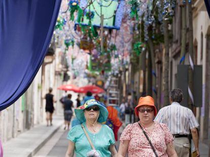 La calle de Sagunt decorada con motivo de la Fiesta Mayor de Sants.