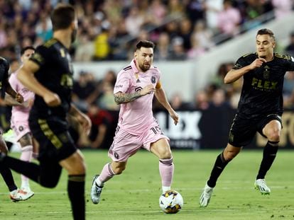 Lionel Messi conduce el balón entre jugadores del LAFC en el partido de este domingo.