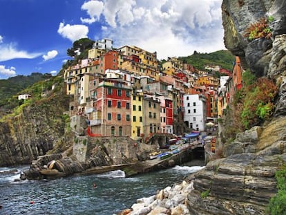 Vista de Riomaggiore, pueblecito costero de la regi&oacute;n de la Liguria.