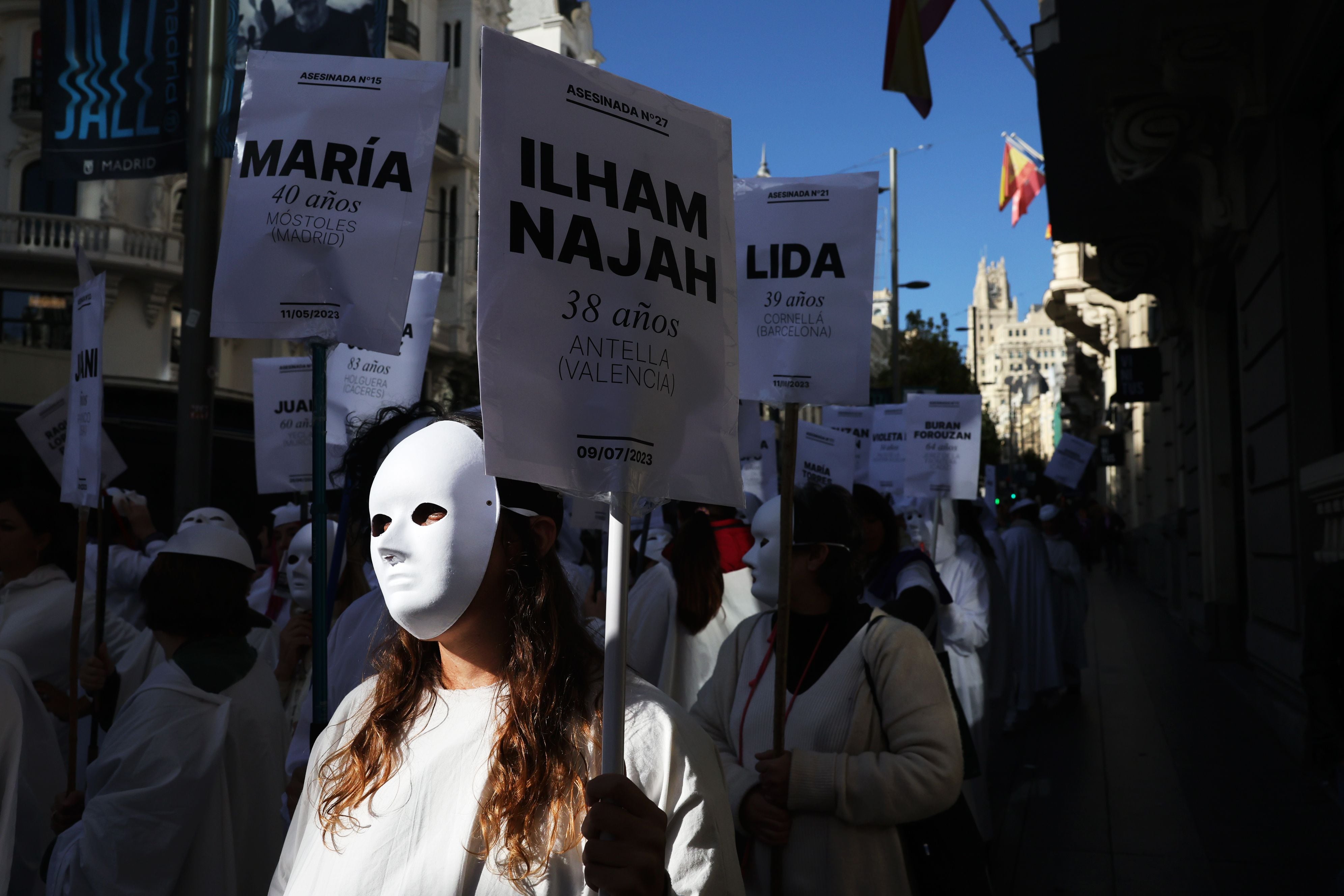 Varias de las 93 mujeres vestidas de blanco este sábado en la manifestación feminista en Madrid en protesta por los 93 feminicidios ocurridos en España este año.