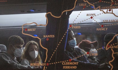 Un maliense se embarca en la estación de Irún en un autobús con destino a Burdeos, el pasado 11 de marzo.