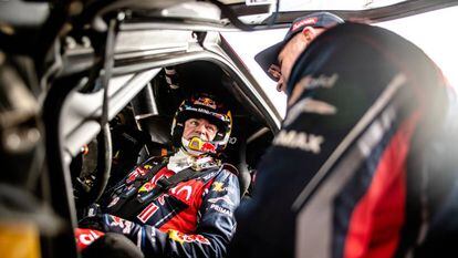 Carlos Sainz habla con Stéphane Peterhansel, su compañero en el equipo Mini.