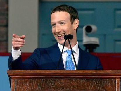 El fundador de Facebook en la apertura de Harvard, donde fue alumno y abandonó los estudios para hacer su empresa