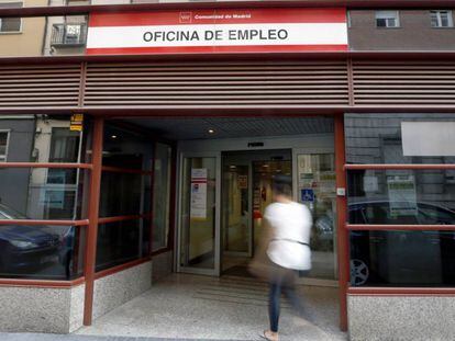 Una mujer entra en una oficina de empleo en Madrid