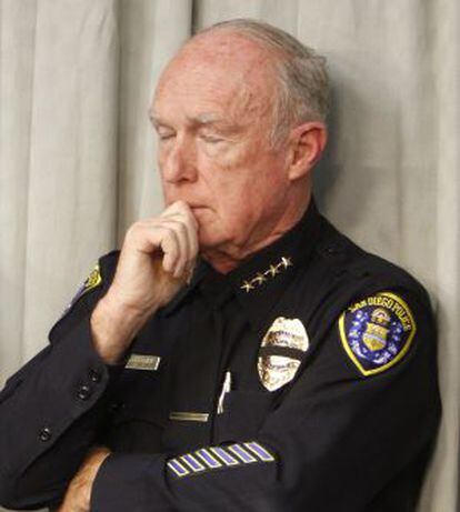 El jefe de policía de San Diego, William Lansdowne, antes de dimitir, escucha los detalles del asesinato del oficial Christopher Wilson.