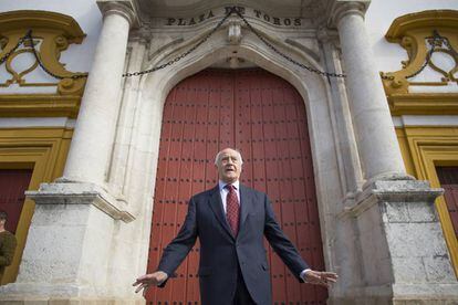 Ramón Valencia, empresario de la Maestranza, ante la Puerta del Príncipe.